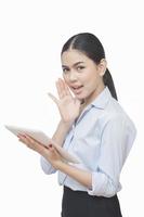 donna d'affari magra qualcosa e utilizzare tablet pc digitale isolato su sfondo bianco bellezza asiatica foto