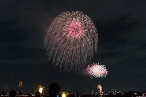 festival dei fuochi d'artificio in estate a tokyo foto