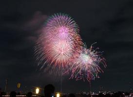 festival dei fuochi d'artificio in estate a tokyo foto