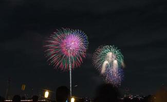 festival dei fuochi d'artificio in estate a tokyo foto