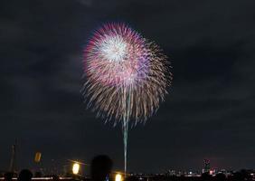 festival dei fuochi d'artificio in estate a tokyo foto