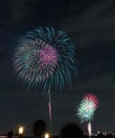 festival dei fuochi d'artificio in estate a tokyo foto