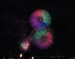 festival dei fuochi d'artificio in estate a tokyo foto
