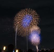 festival dei fuochi d'artificio in estate a tokyo foto