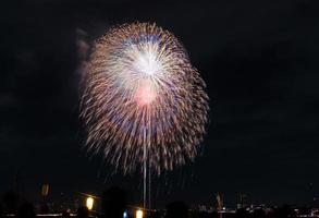 festival dei fuochi d'artificio in estate a tokyo foto