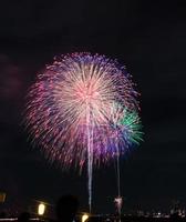 festival dei fuochi d'artificio in estate a tokyo foto