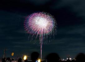 festival dei fuochi d'artificio in estate a tokyo foto