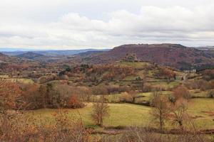 vista dal lago pavin chateau de murol, alvernia in lontananza, francia foto