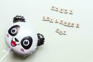 bambini giorno. bambini giorno foderato con di legno lettere. Palloncino panda foto