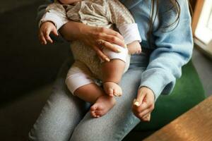 mamma è Tenere un' neonato. mamma nel un' bar con un' bambino. foto