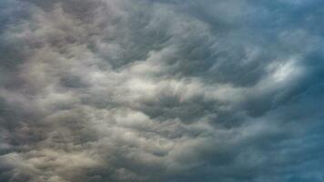 struttura di luminosa blu drammatico nuvoloso cielo. foto