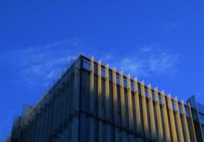 edificio in cemento bianco sotto il cielo blu durante il giorno foto