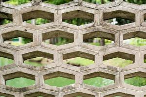 vecchio fondo cavo esagonale della parete del blocco di calcestruzzo foto