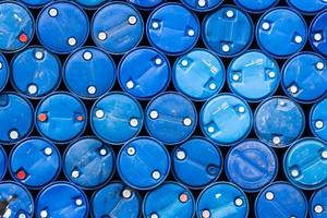 uno sfondo industriale di barili di petrolio blu
