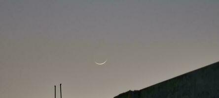 il Luna di eid, il bellissimo Luna di il primo notte foto