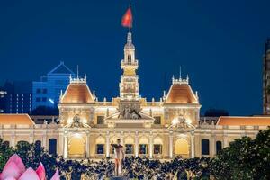 ho chi minh, viet nam - 10 aprile 2023 saigon città sala, vincom centro torri, colorato strada traffico e tropicale impianti contro il sorprendente notte. saigon centro con suo famoso punti di riferimento. foto