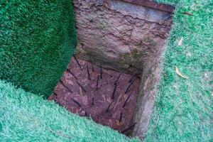 il cu chi tunnel. il personale mostrando uso il trappola nel cu chi tunnel. è Usato nel Vietnam guerra. famoso turista attrazione nel Vietnam. azione foto