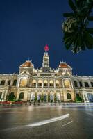 ho chi minh, viet nam - 10 aprile 2023 saigon città sala, vincom centro torri, colorato strada traffico e tropicale impianti contro il sorprendente notte. saigon centro con suo famoso punti di riferimento. foto