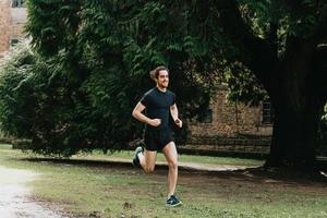 un giovane maschio che fa uno sprint nel parco durante una giornata di allenamento mentre si fa fitness
