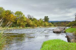 fiume paesaggio nel autunno nel il montagne di cordoba argentina foto