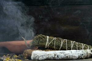 sahumos, fatto a mano incensi fatto con erbe aromatiche e fiori, per pulizia rituali foto