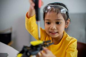 stelo formazione scolastica concetto. asiatico studenti imparare a casa di codifica robot braccia nel stelo, matematica ingegneria scienza tecnologia computer codice nel robotica per bambini' concetti. foto