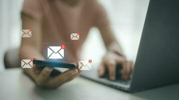 nuovo e-mail notifica concetto per attività commerciale e-mail comunicazione e digitale marketing. Posta in arrivo ricevente elettronico Messaggio mettere in guardia. foto