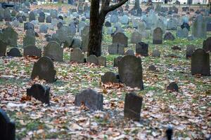 cimitero nel un urbano città foto