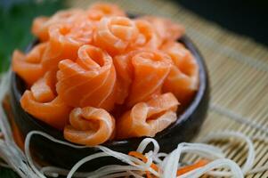 fresco crudo salmone pesce per cucinando cibo frutti di mare salmone pesce, salmone sashimi cibo salmone filetto giapponese menù con shiso perilla foglia Limone erba e spezie foto