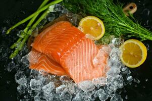 salmone filetto con Limone asparago erba e spezie, fresco crudo salmone pesce su ghiaccio per cucinando cibo frutti di mare salmone pesce foto