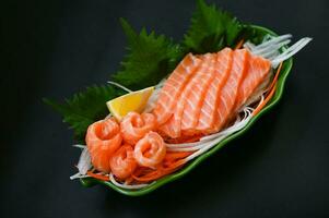 fresco crudo salmone pesce per cucinando cibo frutti di mare salmone pesce, salmone sashimi cibo salmone filetto giapponese menù con shiso perilla foglia Limone erba e spezie foto