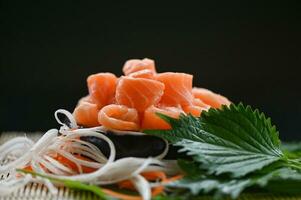 salmone sashimi cibo salmone filetto giapponese menù con shiso perilla foglia Limone erba e spezie, fresco crudo salmone pesce per cucinando cibo frutti di mare salmone pesce foto