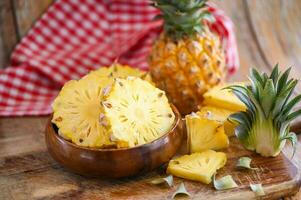 ananas fetta su piatto per cibo frutta maturo ananas su di legno sfondo, fresco ananas tropicale frutta estate foto