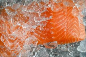 salmone filetto insieme a, fresco crudo salmone pesce su ghiaccio per cucinando cibo frutti di mare salmone pesce foto