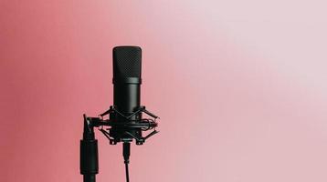 microfono in streaming su uno sfondo rosa pastello foto