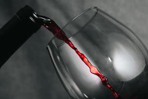versando il vino nel bicchiere