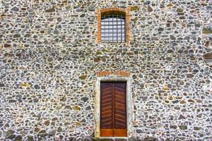 porta in legno con finestra rivestita