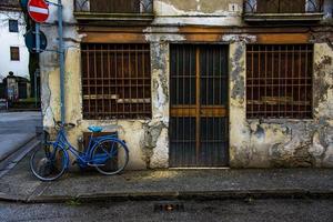 casa chiusa con bicicletta blu foto