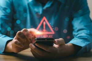 il malware concetto con persona utilizzando smartphone e computer, mod parola d'ordine e personale dati. criminali informatici, hacker, virus, vermi, trojan, ransomware, spyware, adware, botnet foto