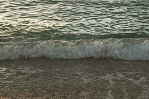 bellissimo sabbioso spiaggia e morbido blu oceano onda foto