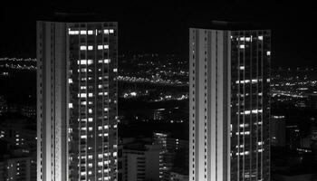 alto grattacieli illuminare il moderno città orizzonte nel nero e bianca generato di ai foto