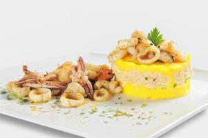 cucina peruviana causa rellena con frutti di mare foto