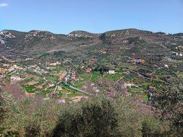 finale ligure, paesaggio costiero con campi e montagne foto