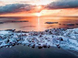 vista aerea del villaggio di pescatori in riva al mare in inverno all'alba mattina foto