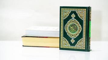 concetto islamico isolato da vicino il Sacro Corano foto