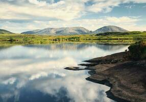 bellissimo mattina paesaggio scenario con cielo e montagne riflessa nel lago a connemara nazionale parco nel contea Galway, Irlanda foto