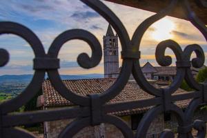 campanile al tramonto con ringhiera foto