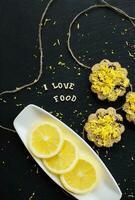 Limone cupcakes su un' nero sfondo foto