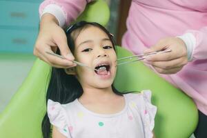 ute poco ragazza nel il dentista sedia, vicino su foto