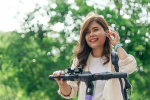 bellissimo giovane asiatico donna equitazione un' bicicletta nel il parco. foto